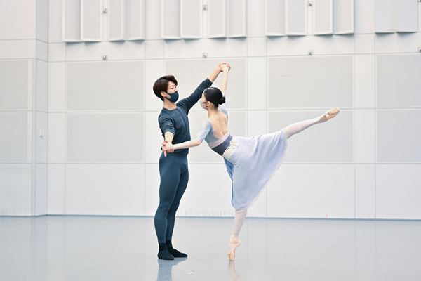 【インタビュー】新国立劇場、柴山紗帆×速水渉悟が挑むバレエ『くるみ割り人形』