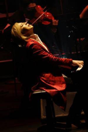 YOSHIKI、4年ぶりとなるクラシカル公演が開幕「ファンのみんなの声と音楽が僕を助けてくれた」