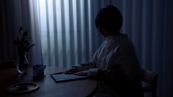 部屋着で自然体な家入レオ　新シングルのカップリング曲「Moon」リリックビデオ公開