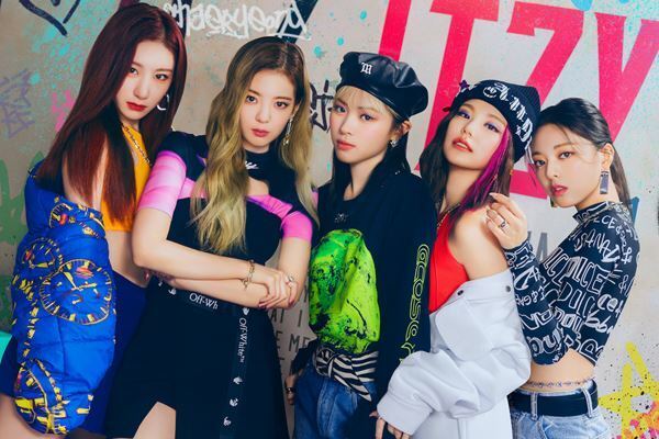 ITZY、大きなブルドーザーやリボンに包まれた箱の上で激しく踊る「LOCO -Japanese ver.-」MV公開