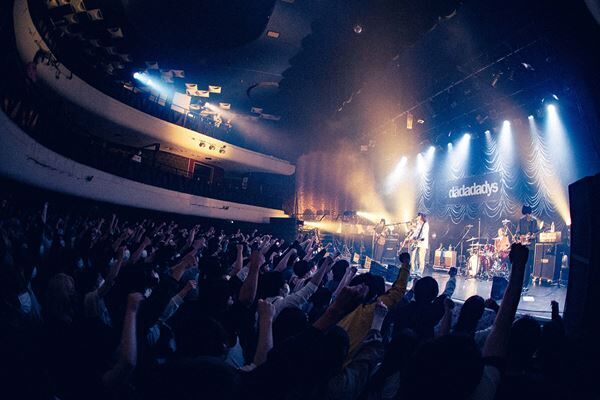 【ライブレポート】the dadadadys、改名後初ツアーを東京キネマ倶楽部で開幕　「ちょっと緊張してます、自分でもビックリ」