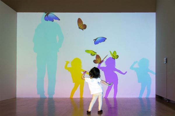 動きにあわせて光や影が動き出す参加型アート展『魔法の美術館』8月1日より開催