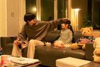メガネ姿の高橋恭平が自宅でリラックス　映画『なのに、千輝くんが甘すぎる。』場面写真公開