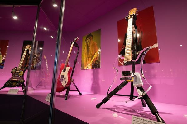 令和版『hide MUSEUM』が名古屋で開幕、愛用ギターなど貴重な実物を展示
