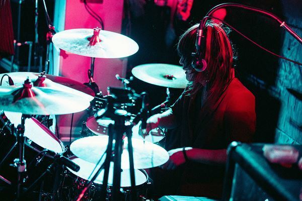 【ライブレポート】全19曲で駆け抜けた、the dadadadys5人体制での初ワンマン『三三愛燦燦』