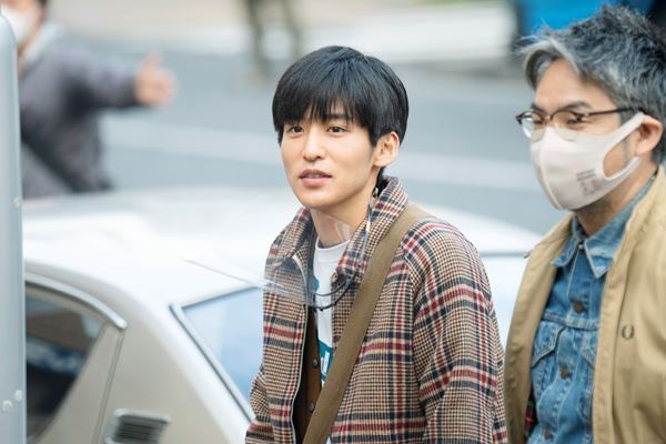 目黒蓮が有村架純を撮影するシーンの裏側も　映画『月の満ち欠け』メイキング写真公開