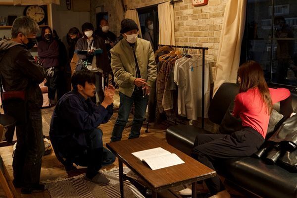 目黒蓮が有村架純を撮影するシーンの裏側も　映画『月の満ち欠け』メイキング写真公開