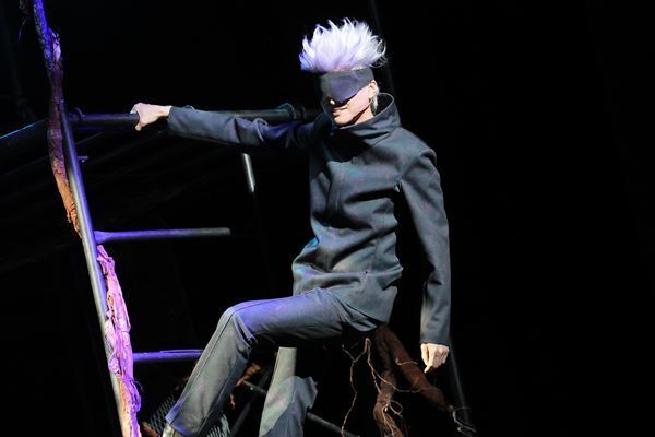 舞台『呪術廻戦』開幕！　ダークな演出から舞台ならではのコミカルなシーン、魅力的な楽曲たち