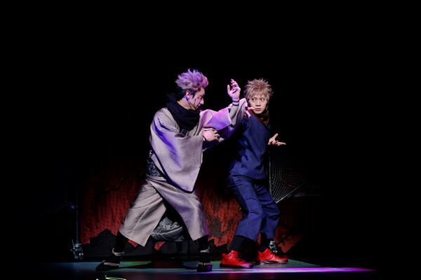 舞台『呪術廻戦』開幕！　ダークな演出から舞台ならではのコミカルなシーン、魅力的な楽曲たち