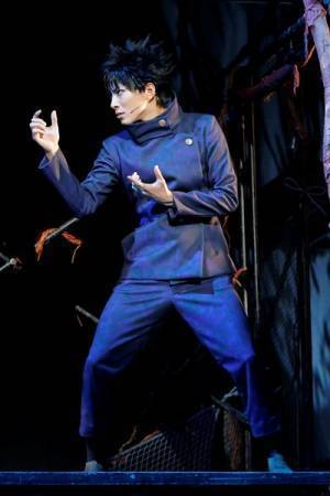 舞台『呪術廻戦』開幕！　ダークな演出から舞台ならではのコミカルなシーン、魅力的な楽曲たち