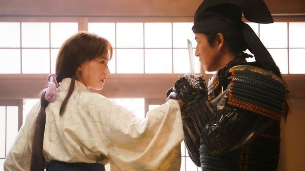 綾瀬はるかが突き付けた懐刀を木村拓哉が受け止める！　『THE LEGEND ＆ BUTTERFLY』場面写真公開