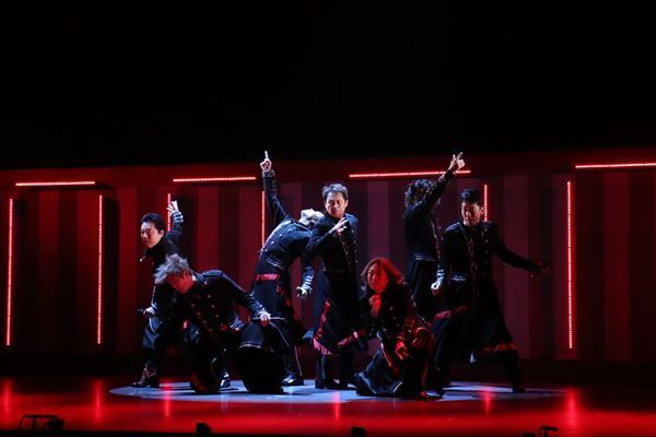 【開幕レポート】“カッコイイ”と“オモロイ”を全力で披露する！ 怒涛のエンターテインメント・ショー『CLUB SEVEN』20周年の賑やかな祝祭