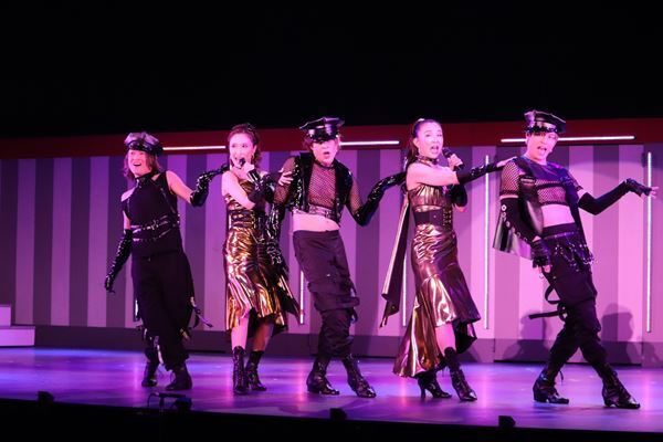 【開幕レポート】“カッコイイ”と“オモロイ”を全力で披露する！ 怒涛のエンターテインメント・ショー『CLUB SEVEN』20周年の賑やかな祝祭