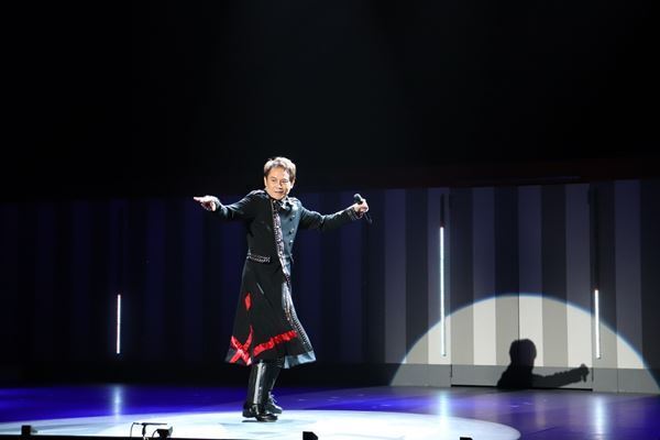 【開幕レポート】“カッコイイ”と“オモロイ”を全力で披露する！ 怒涛のエンターテインメント・ショー『CLUB SEVEN』20周年の賑やかな祝祭