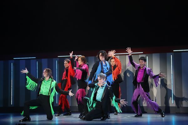 【開幕レポート】“カッコイイ”と“オモロイ”を全力で披露する！ 怒涛のエンターテインメント・ショー『CLUB SEVEN』20周年の賑やかな祝祭