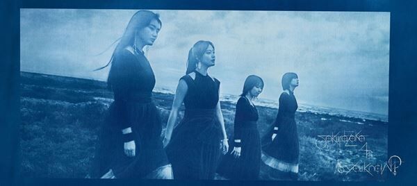 櫻坂46、青写真の中に笑顔を収めた1stアルバム『As you know?』ジャケット写真公開
