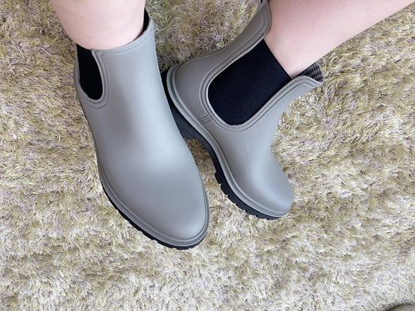 フェスやキャンプにピッタリ！　ワークマンの軽量「レディース防水サファリサイドゴア」徹底レビュー