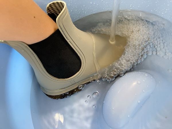 フェスやキャンプにピッタリ！　ワークマンの軽量「レディース防水サファリサイドゴア」徹底レビュー