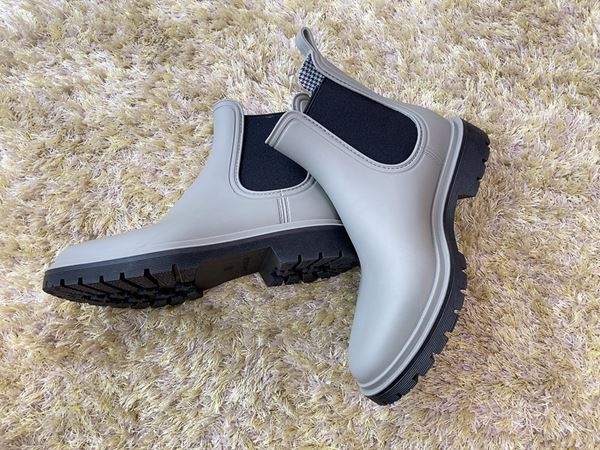 フェスやキャンプにピッタリ！　ワークマンの軽量「レディース防水サファリサイドゴア」徹底レビュー