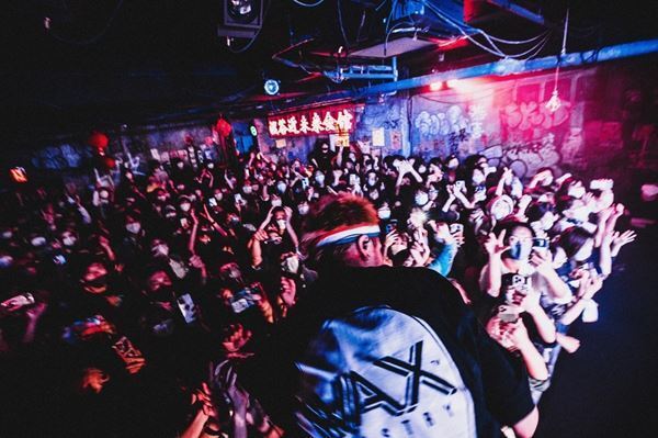 【ライブレポート】想像の遥か上を行く化学反応が起きたWienners×SPARK!!SOUND!!SHOW!!『びりびり!』東京公演レポート