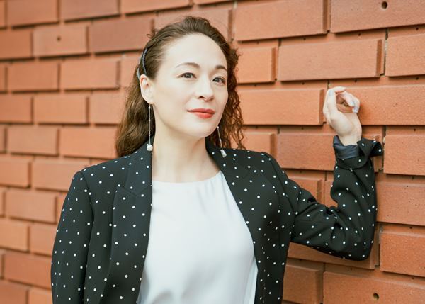 シルビア・グラブ、熱い思いを胸に挑む『日本の歴史』再演