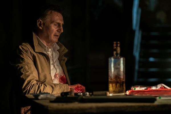 リーアム・ニーソンが痛みに悶絶！　『MEMORY メモリー』本編映像が到着