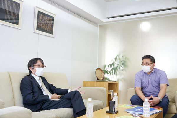 じわじわと感動し力が湧く作品が当たる、そんな演劇界を作りたい　ホリプロ堀義貴会長×梶山裕三制作部長に聞くミュージカル『バンズ・ヴィジット』の魅力