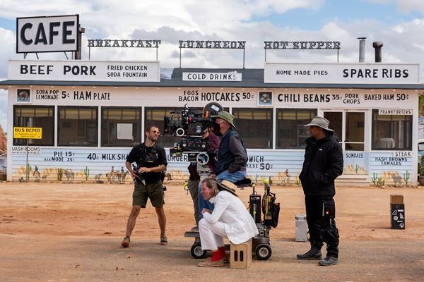 CGナシで完璧な砂漠のセットを創り上げる『アステロイド・シティ』メイキング映像公開