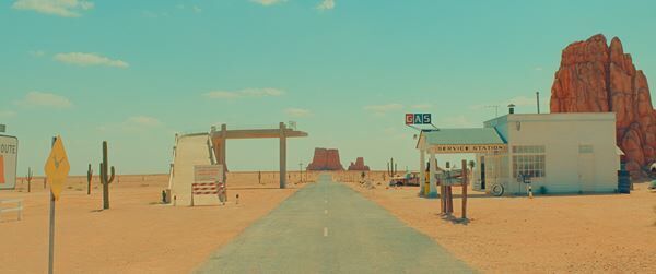 CGナシで完璧な砂漠のセットを創り上げる『アステロイド・シティ』メイキング映像公開