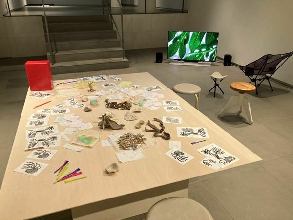 ラーニングやメンタリングを通してアーティストの育成・支援を行う「三菱商事アート・ゲート・プログラム」支援アーティスト6組による展覧会が開催中