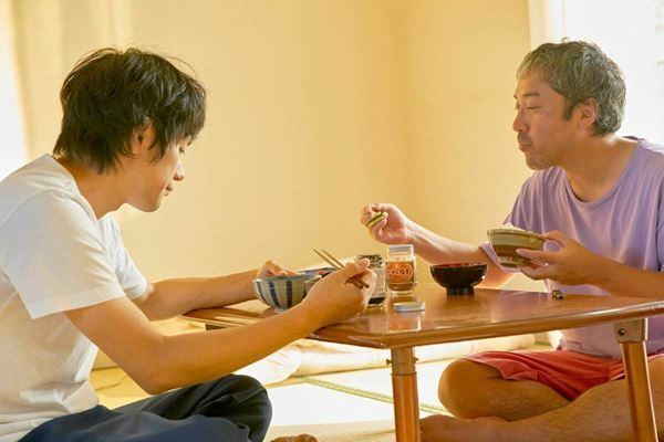 【おとな向け映画ガイド】松山ケンイチ、ムロツヨシ、満島ひかり、吉岡秀隆…超個性派俳優が勢ぞろい！ クスッとおかしい荻上直子監督の『川っぺりムコリッタ』