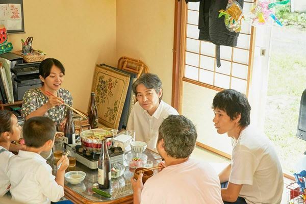 【おとな向け映画ガイド】松山ケンイチ、ムロツヨシ、満島ひかり、吉岡秀隆…超個性派俳優が勢ぞろい！ クスッとおかしい荻上直子監督の『川っぺりムコリッタ』