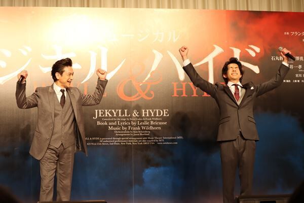 ミュージカル『ジキル＆ハイド』製作発表より、歌唱披露後の石丸幹二（左）と柿澤勇人（右）