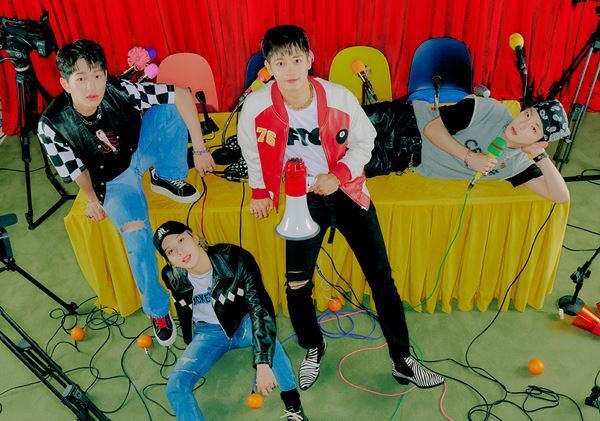 SHINee、4人が会見場を占拠する『SUPERSTAR』新ビジュアル公開　収録詳細も明らかに