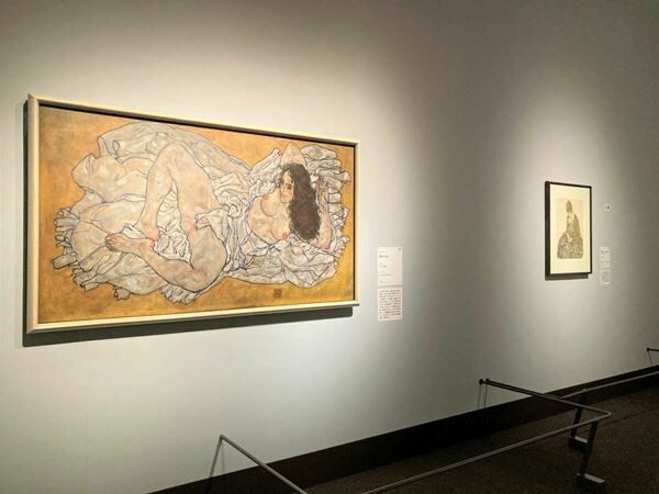 第14章展示風景より左：エゴン・シーレ《横たわる女》1917年レオポルド美術館蔵