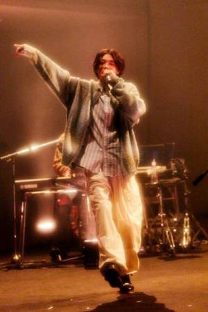 【レポート】素晴らしいバンドメンバーとともに！　imaseが初のオンラインライブ「POP ROOM」を開催