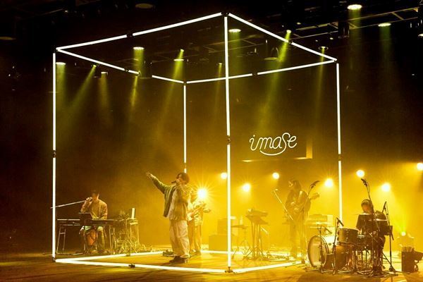 【レポート】素晴らしいバンドメンバーとともに！　imaseが初のオンラインライブ「POP ROOM」を開催