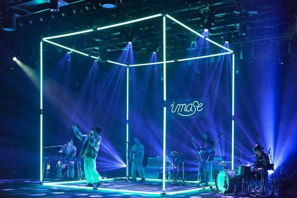 【レポート】素晴らしいバンドメンバーとともに！　imaseが初のオンラインライブ「POP ROOM」を開催