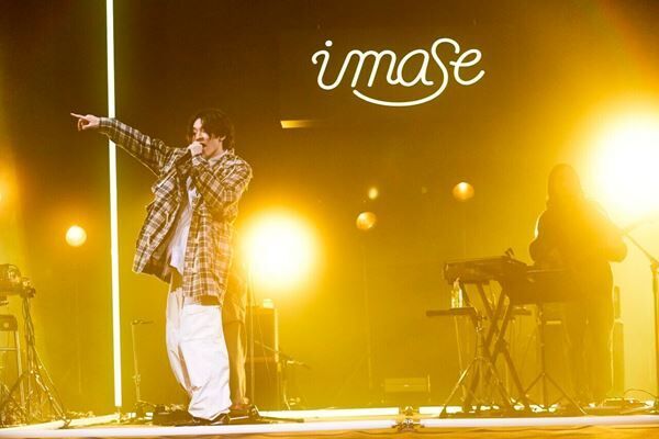 【レポート】素晴らしいバンドメンバーとともに！　imaseが初のオンラインライブ「POP ROOM」を開催