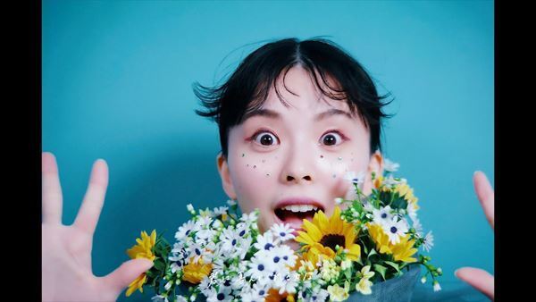 Kawaguchi Yurina、ソロデビュー1周年記念日に新曲「花束」配信　12タイプの衣装を着こなすMV公開