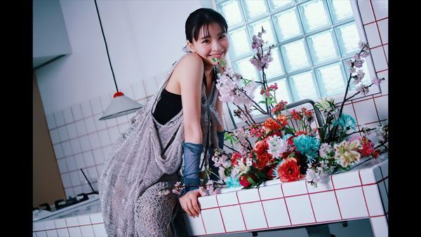 Kawaguchi Yurina、ソロデビュー1周年記念日に新曲「花束」配信　12タイプの衣装を着こなすMV公開