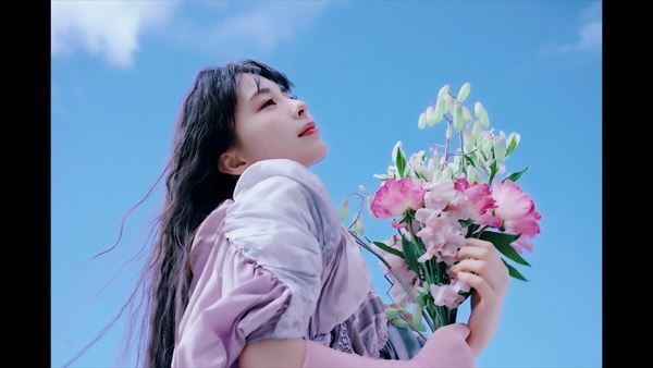 Kawaguchi Yurina、ソロデビュー1周年記念日に新曲「花束」配信　12タイプの衣装を着こなすMV公開