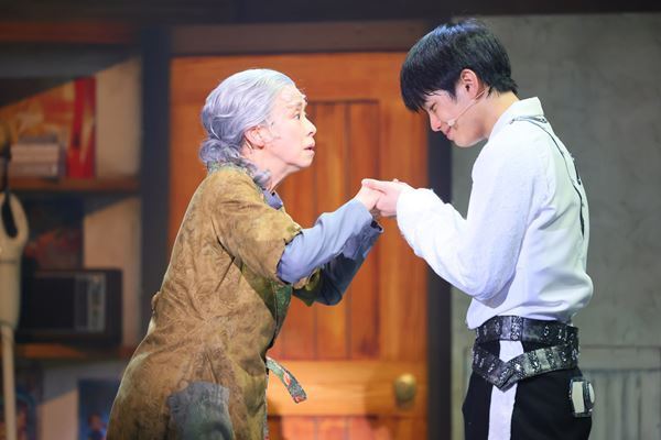 AmBitious真弓孟之がケアロボットを演じる『サンキュー・ベリー・ストロベリー』開幕