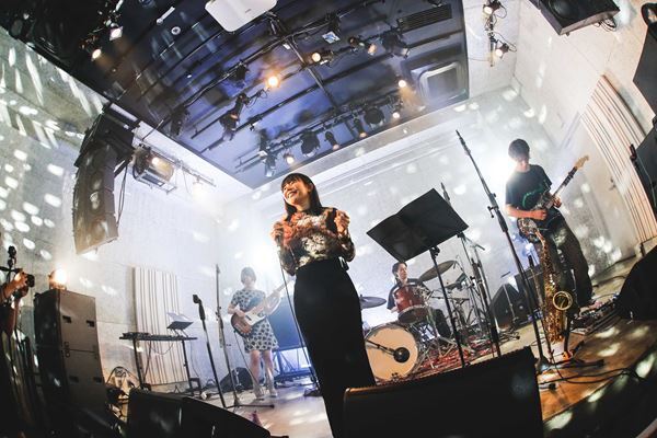 スモーキー歌声と幻想的な音世界で注目のさらさ。デビュー曲を携えたリリース　パーティーに潜入！