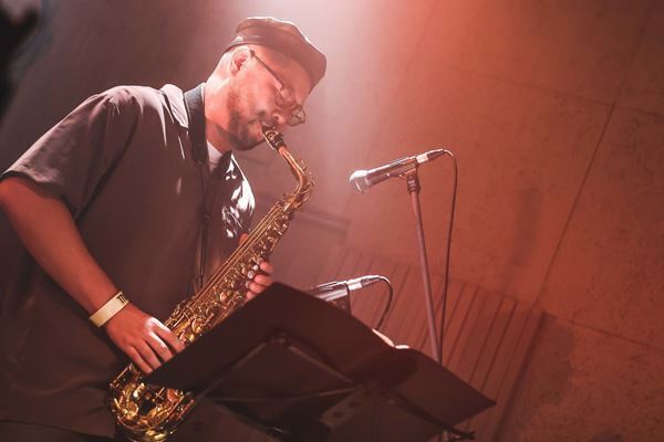 スモーキー歌声と幻想的な音世界で注目のさらさ。デビュー曲を携えたリリース　パーティーに潜入！