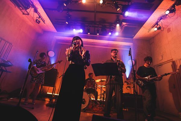 スモーキー歌声と幻想的な音世界で注目のさらさ。デビュー曲を携えたリリース　パーティーに潜入！