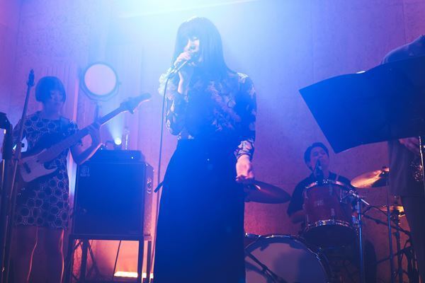 スモーキー歌声と幻想的な音世界で注目のさらさ。デビュー曲を携えたリリース　パーティーに潜入！