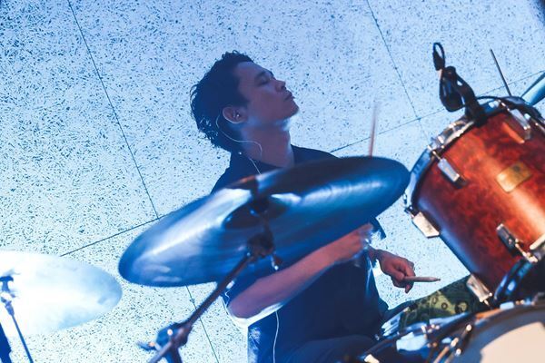 スモーキー歌声と幻想的な音世界で注目のさらさ。デビュー曲を携えたリリース　パーティーに潜入！