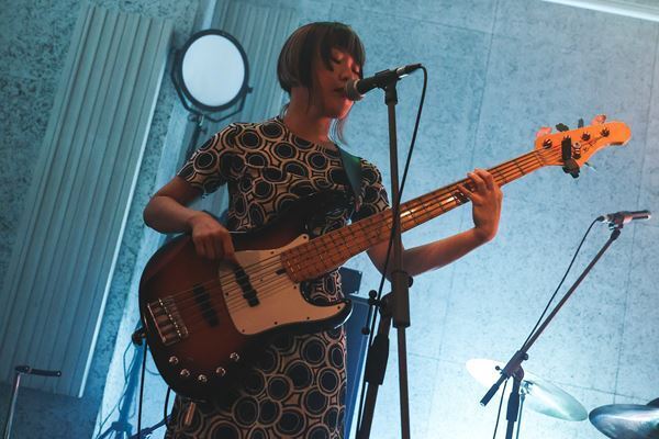 スモーキー歌声と幻想的な音世界で注目のさらさ。デビュー曲を携えたリリース　パーティーに潜入！