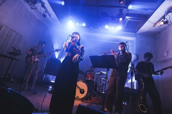 スモーキー歌声と幻想的な音世界で注目のさらさ。デビュー曲を携えたリリース　パーティーに潜入！